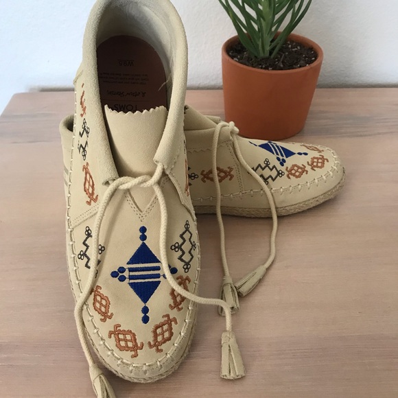 Toms Shoes - Toms embroidered moccasin
